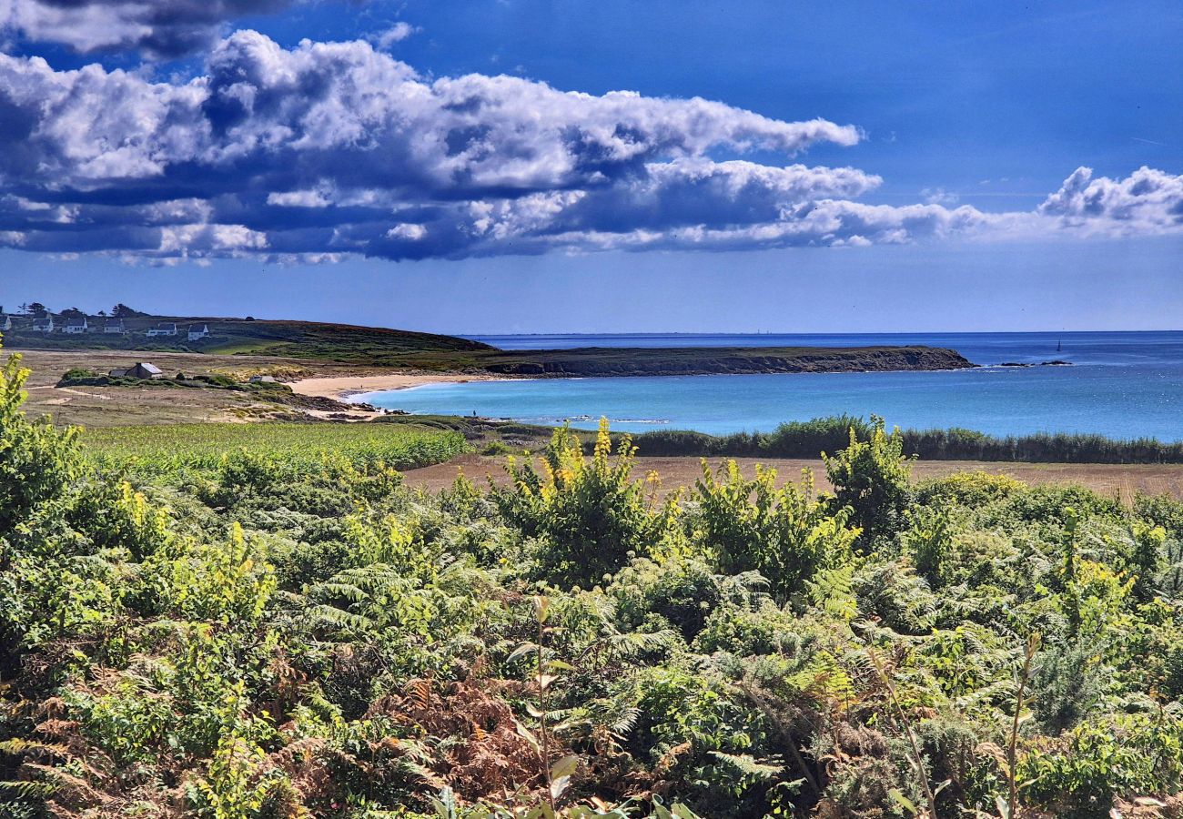 Unverbaubarer Blick auf den Strand von St Tugen und die Bucht von Audierne