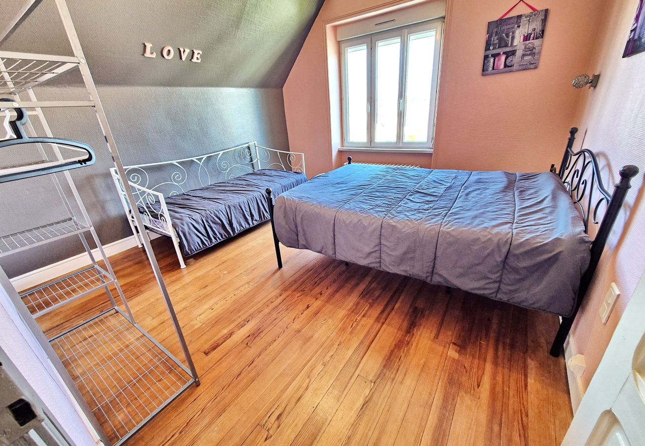 Double room with 190cm x 140cm bed