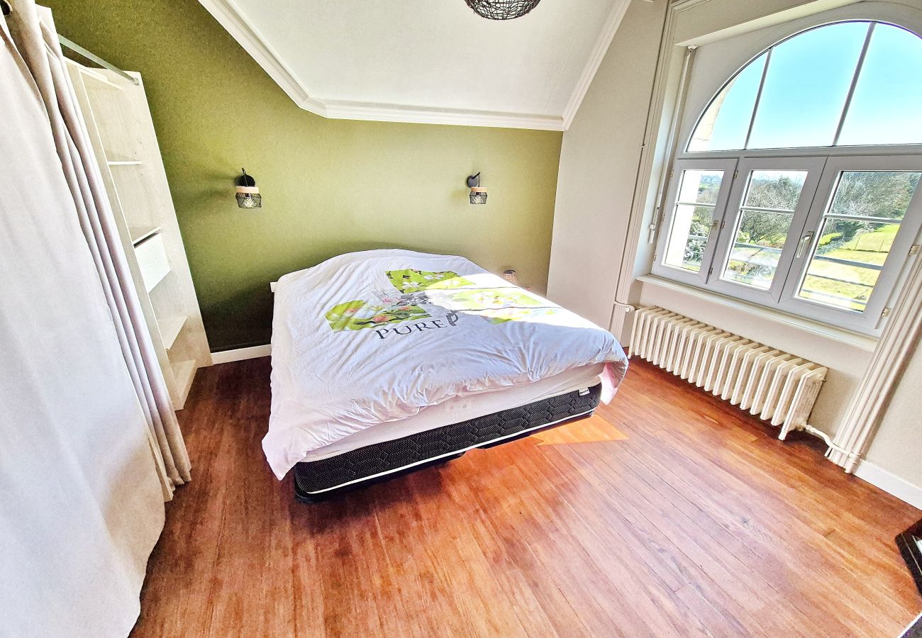 Double room with 190cm x 140cm bed